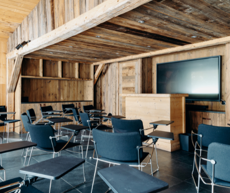 Salle de réunion boisée avec écran aux Chalets du Mont d'Arbois à Megève