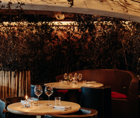 Salle de restaurant intimiste aux Chalets du Mont d'Arbois à Megève