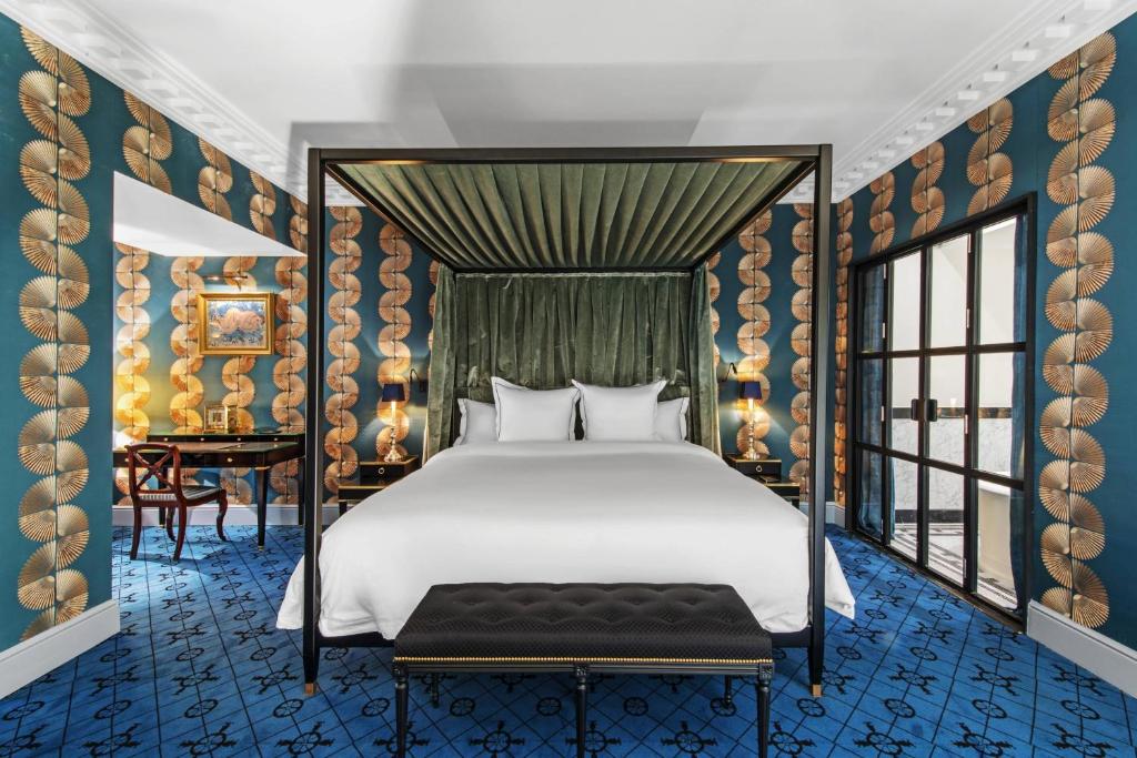Chambre élégante avec lit à baldaquin à l'Hôtel de Berri à Paris