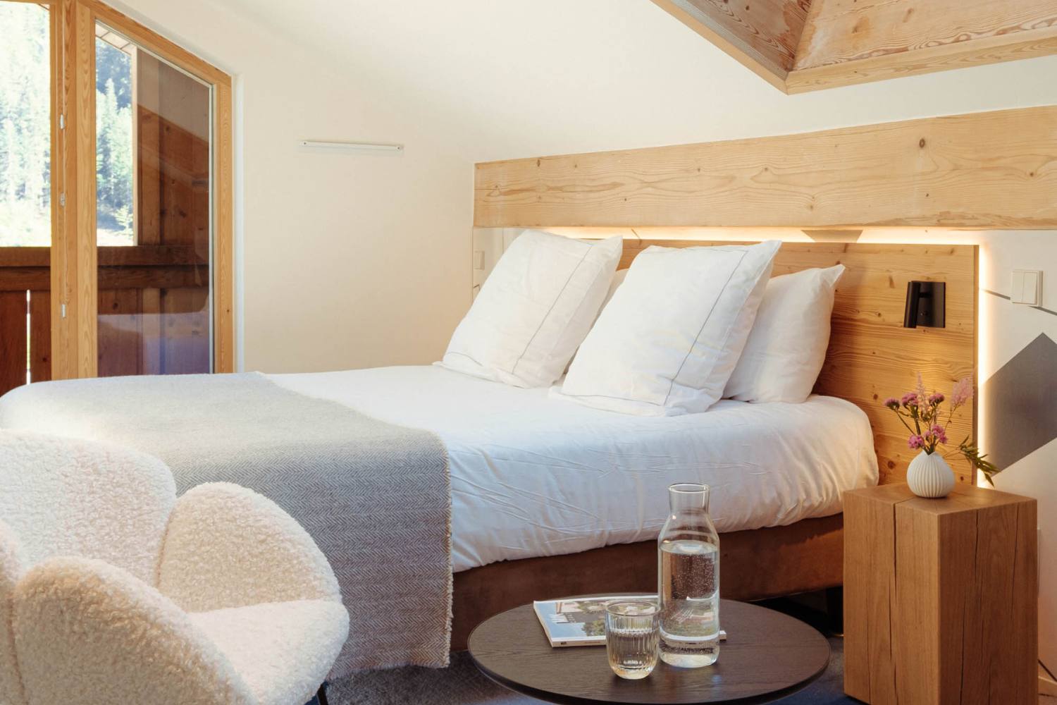 Chambre double sous les toits au Chalet Les Saytels