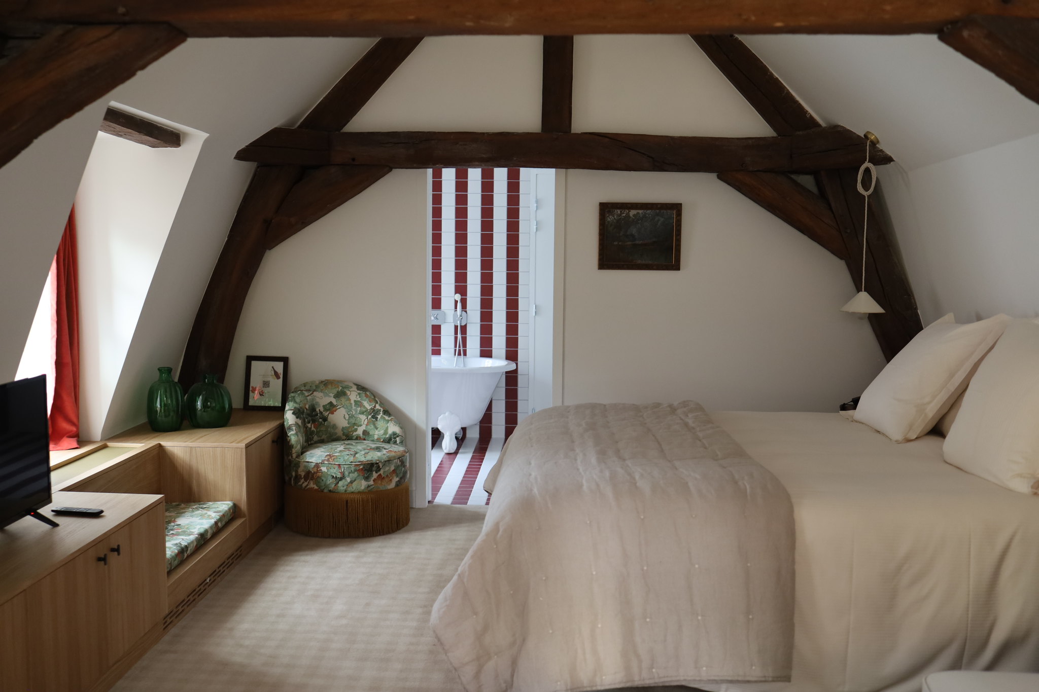 Chambre double sous les toits à l’Hôtel Bellevigne en Bourgogne