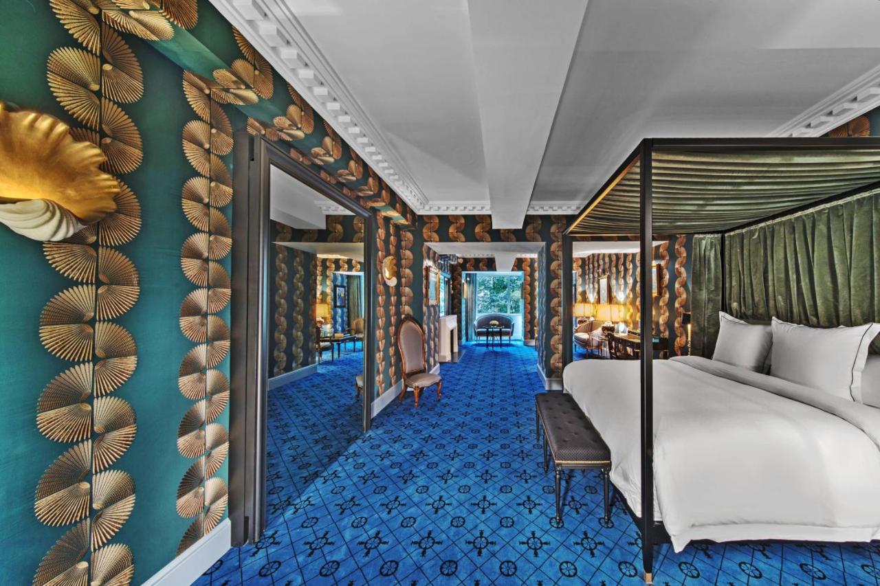 Suite spacieuse avec lit à baldaquin et canapé à l'Hôtel de Berri à Paris