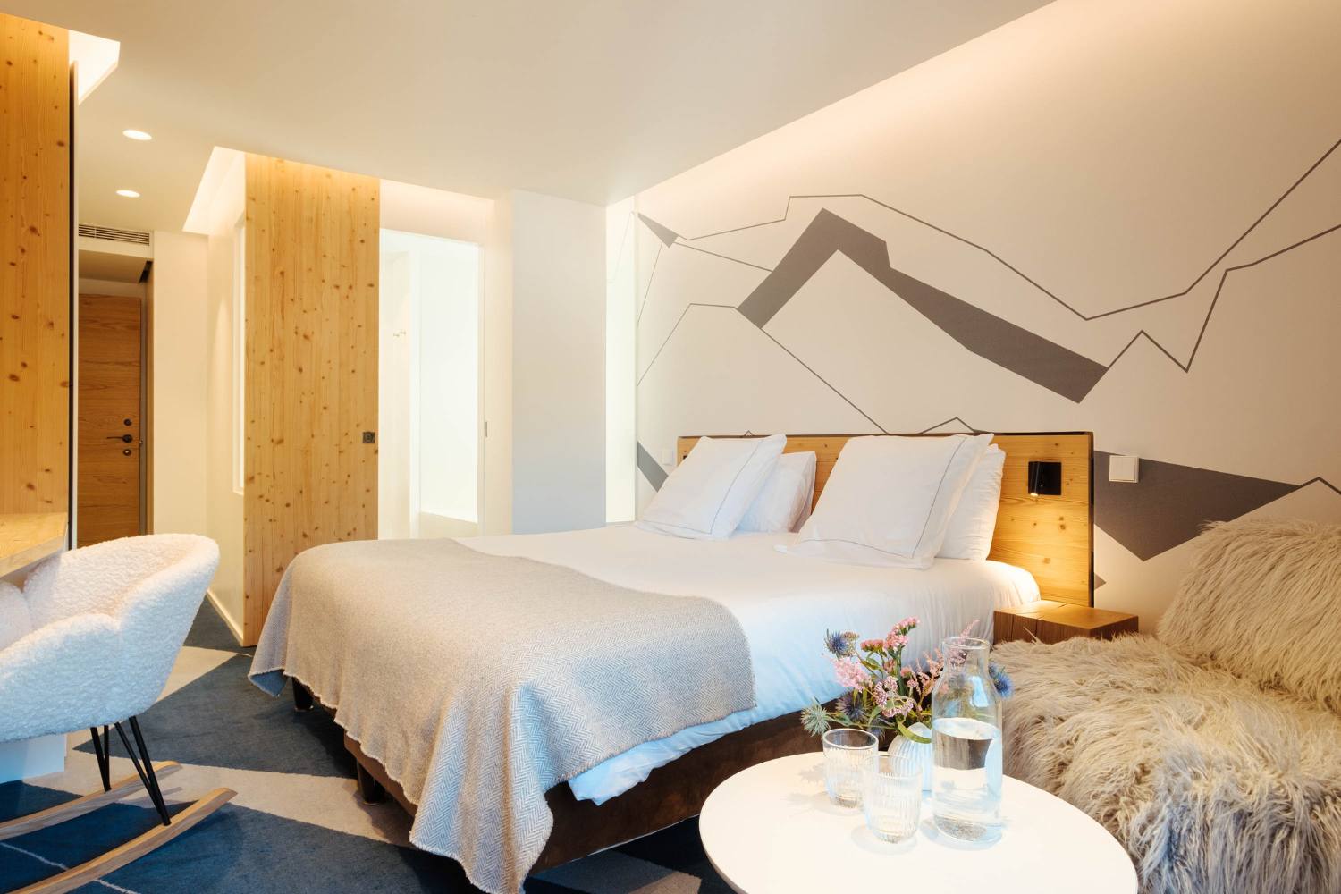 Chambre design avec lit double au Chalet Les Saytels