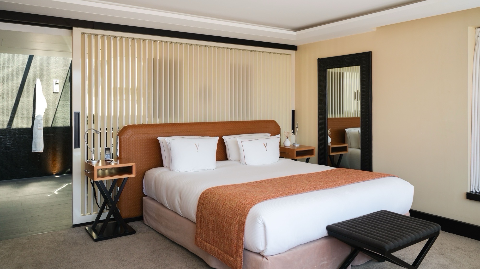 Chambre moderne et spacieuse du Five Seas Cannes