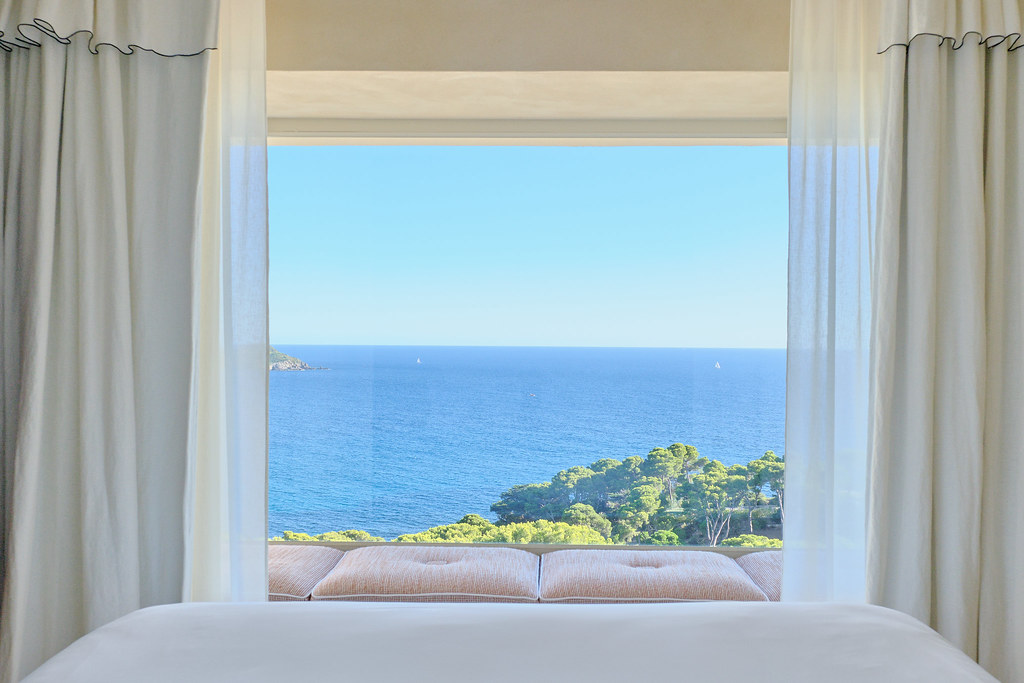 Chambre lumineuse avec vue sur la Méditerranée.