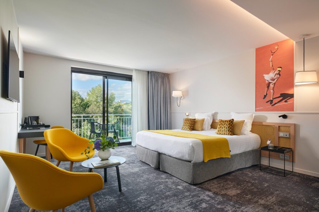 Suite spacieuse avec coin salon.