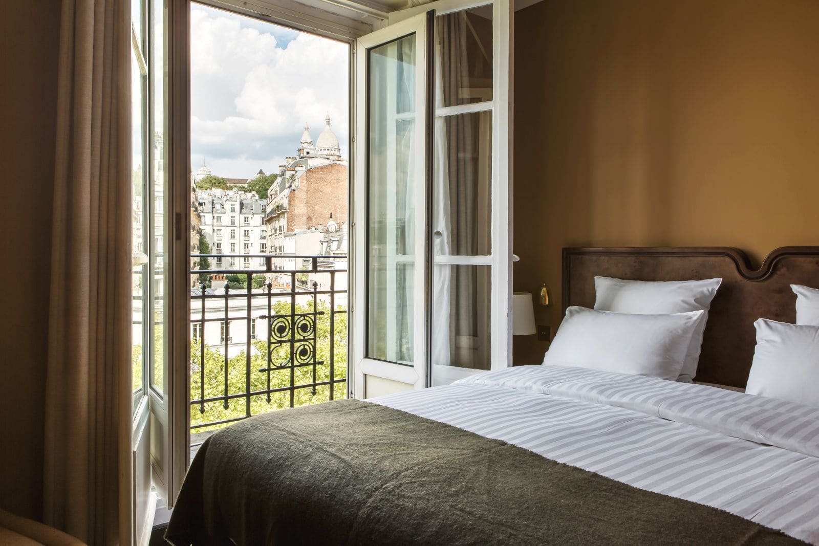 chambre lumineuse avec vue sur Montmartre Hôtel Rochechouart Paris