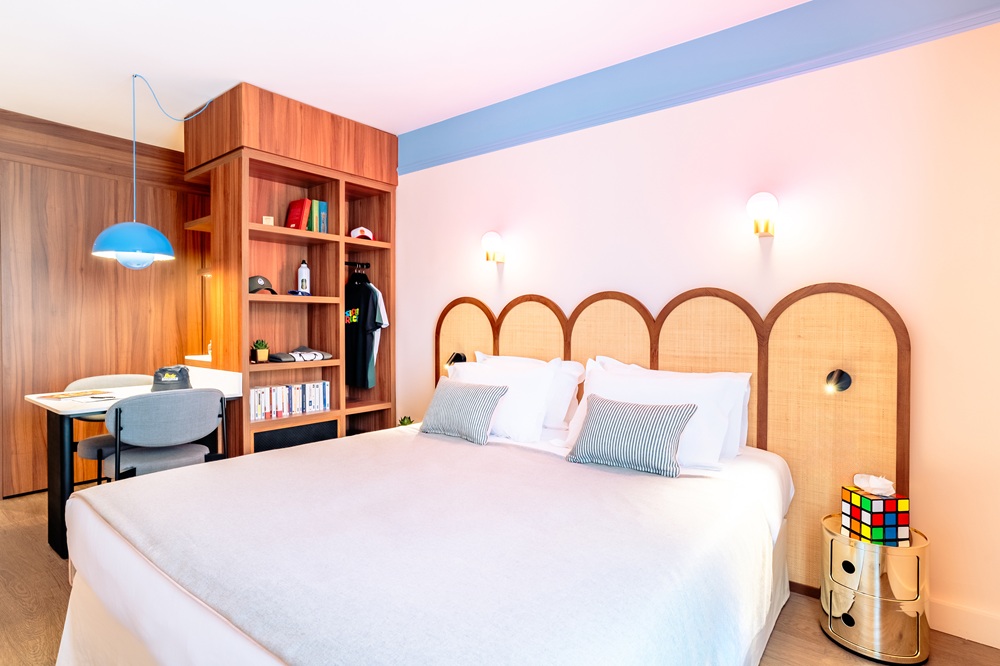 Lit double et mobilier moderne au RockyPop Marseille