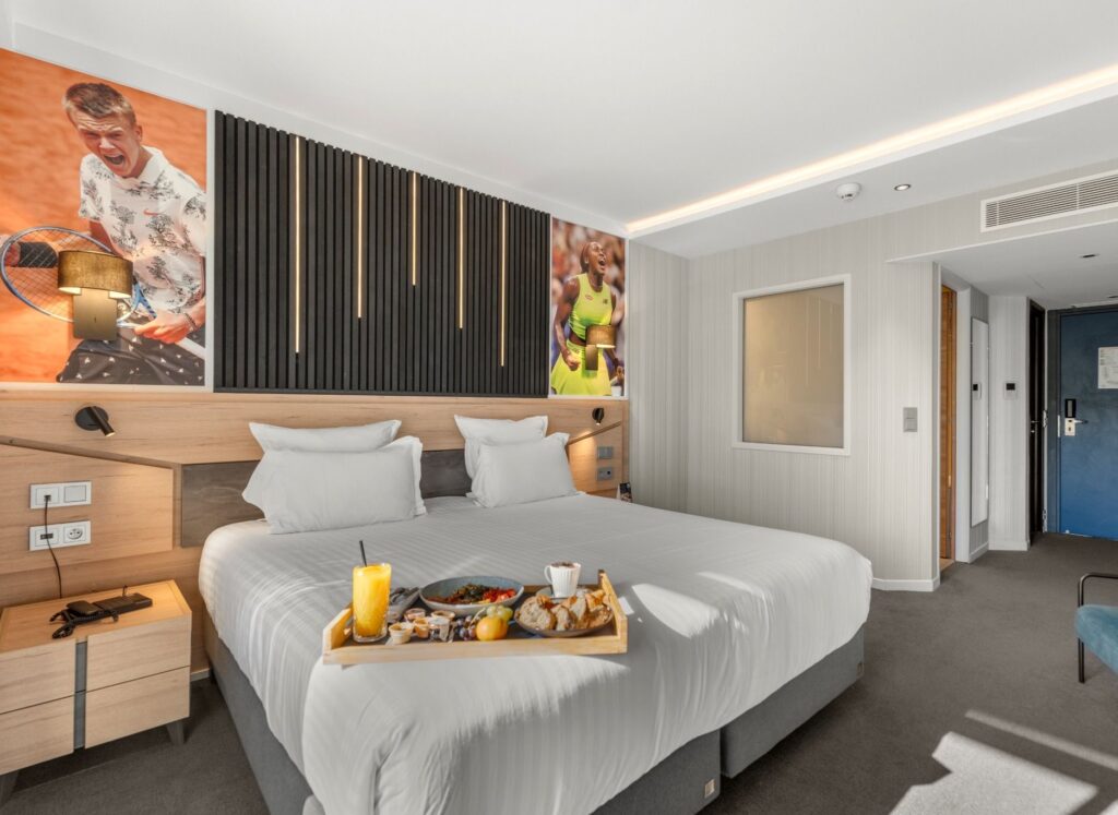 Chambre moderne et lumineuse.