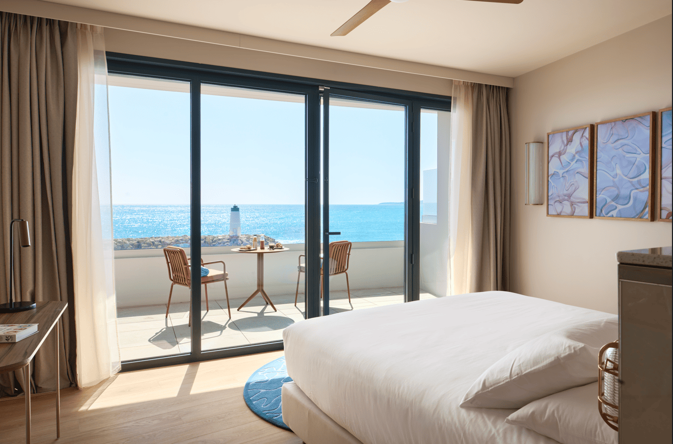 Chambre lumineuse avec terrasse et vue mer à l’Hôtel Marina Baie des Anges
