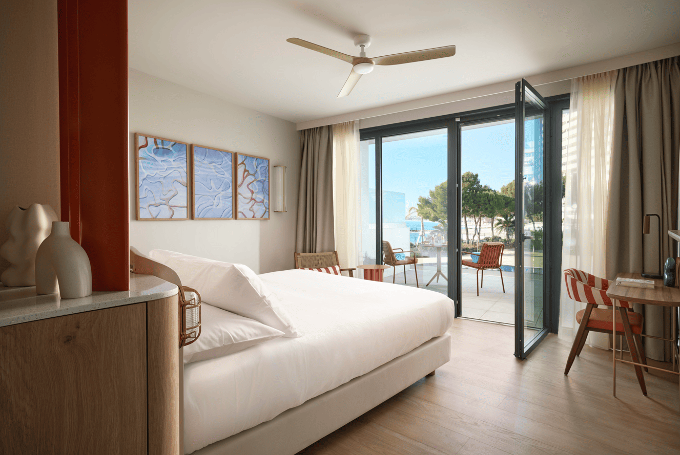 Suite contemporaine avec baie vitrée et vue mer à Marina Baie des Anges