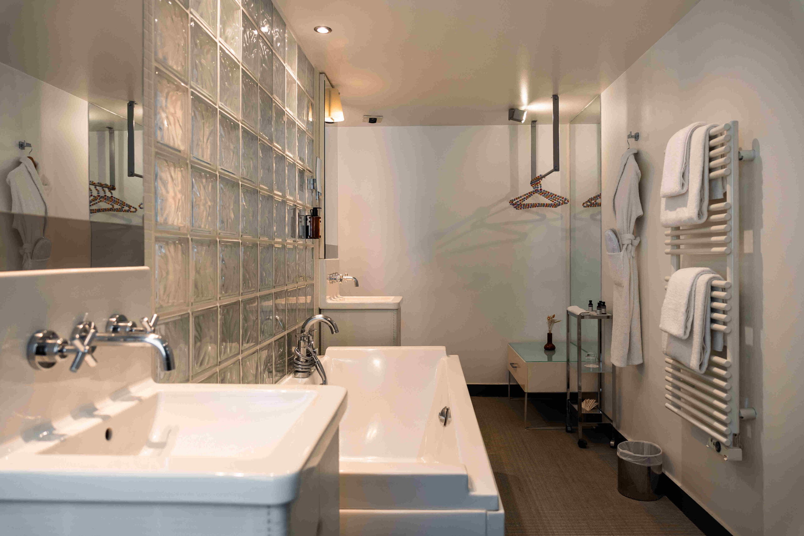 Salle de bain avec baignoire et douche