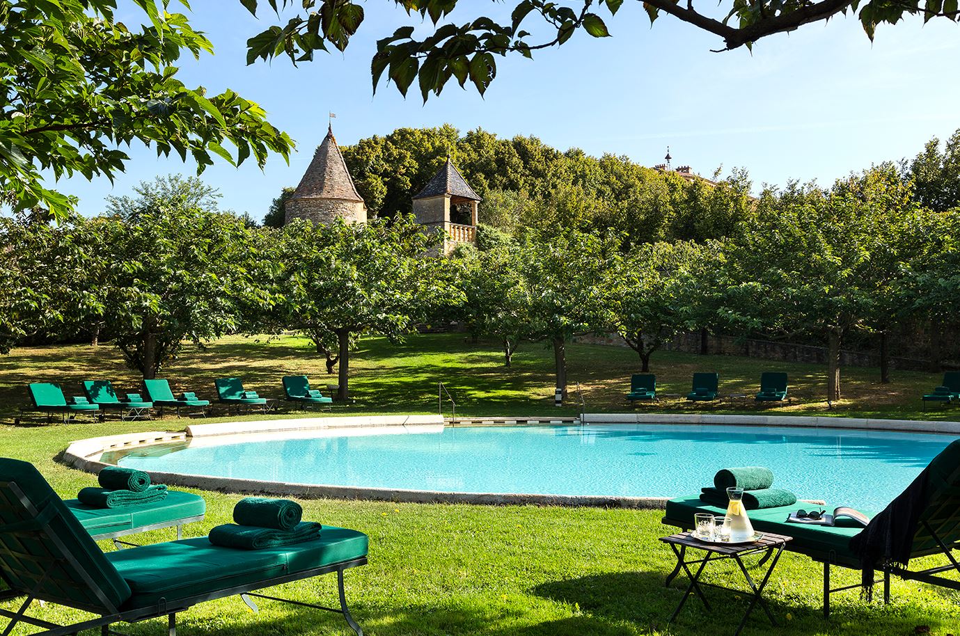 piscine exterieure chateau bagnol domaine beaujolais
