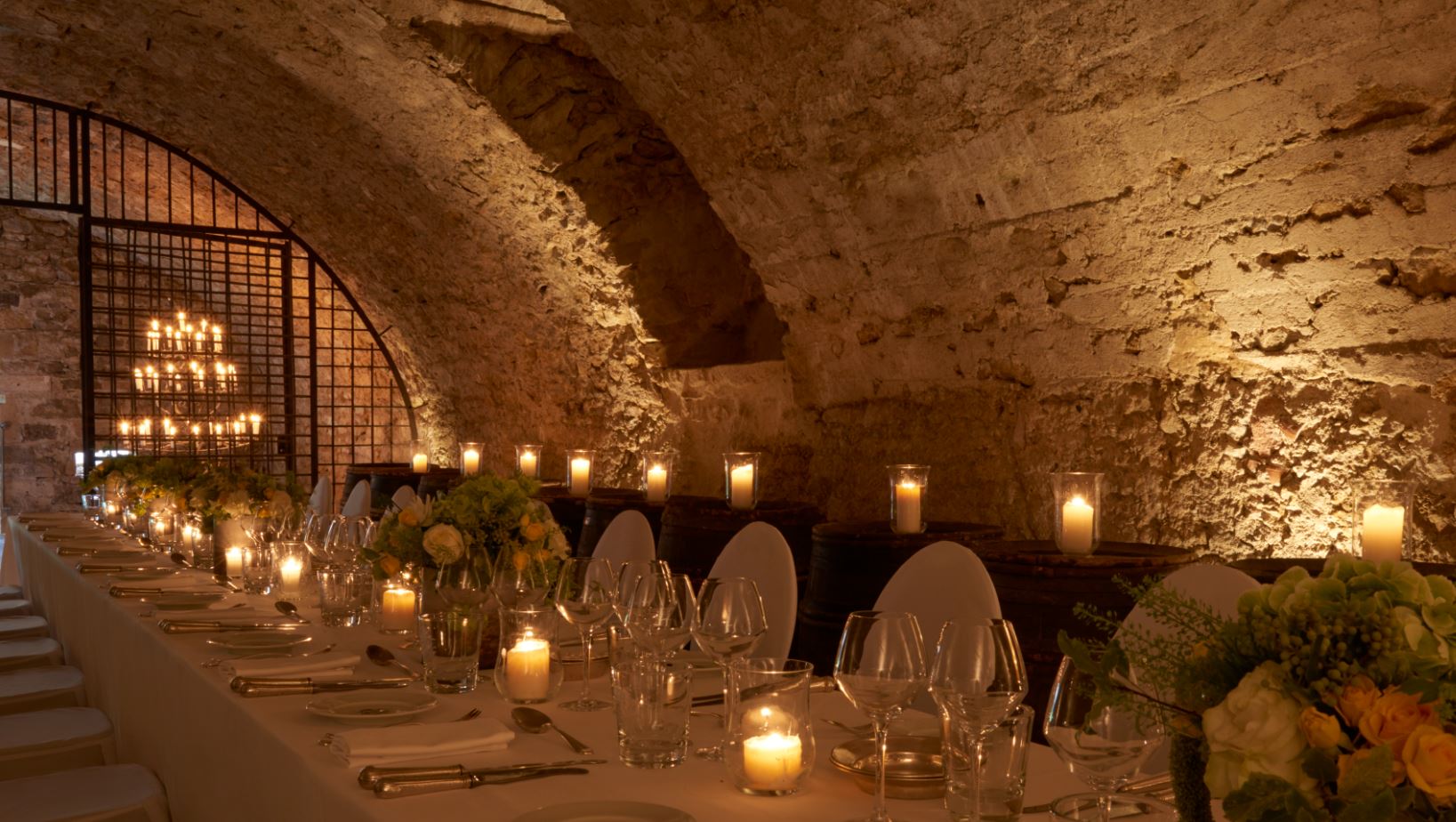 salle tonneaux banquet cave voutée chateau beaujolais
