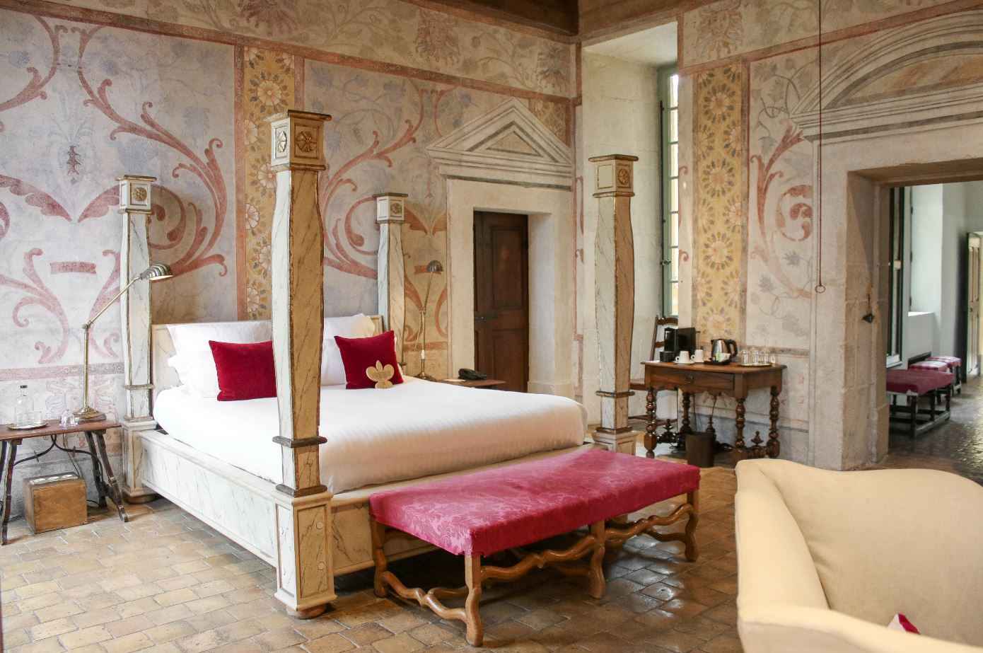 Suite chambre double madame de sevigne chateau luxe confort beaujolais séjours séminaire résidentiel