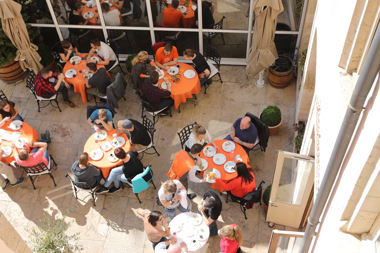 Moment de convivialité dans le patio de l’Hôtel Le Cep à Beaune