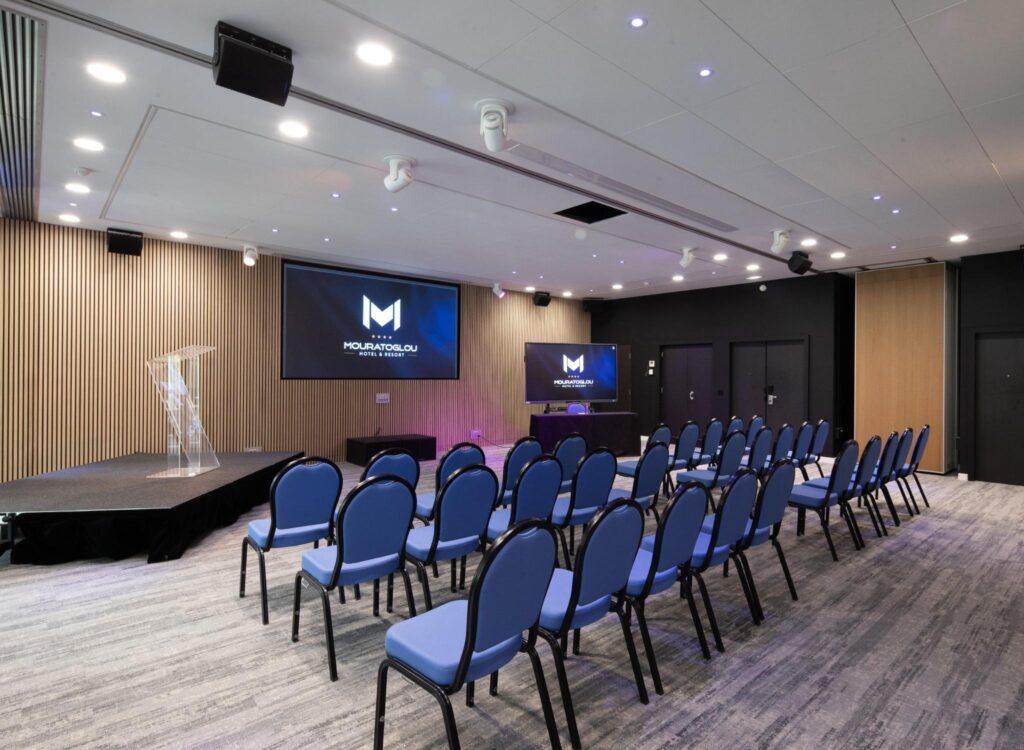 Salle équipée pour réunions et présentations.