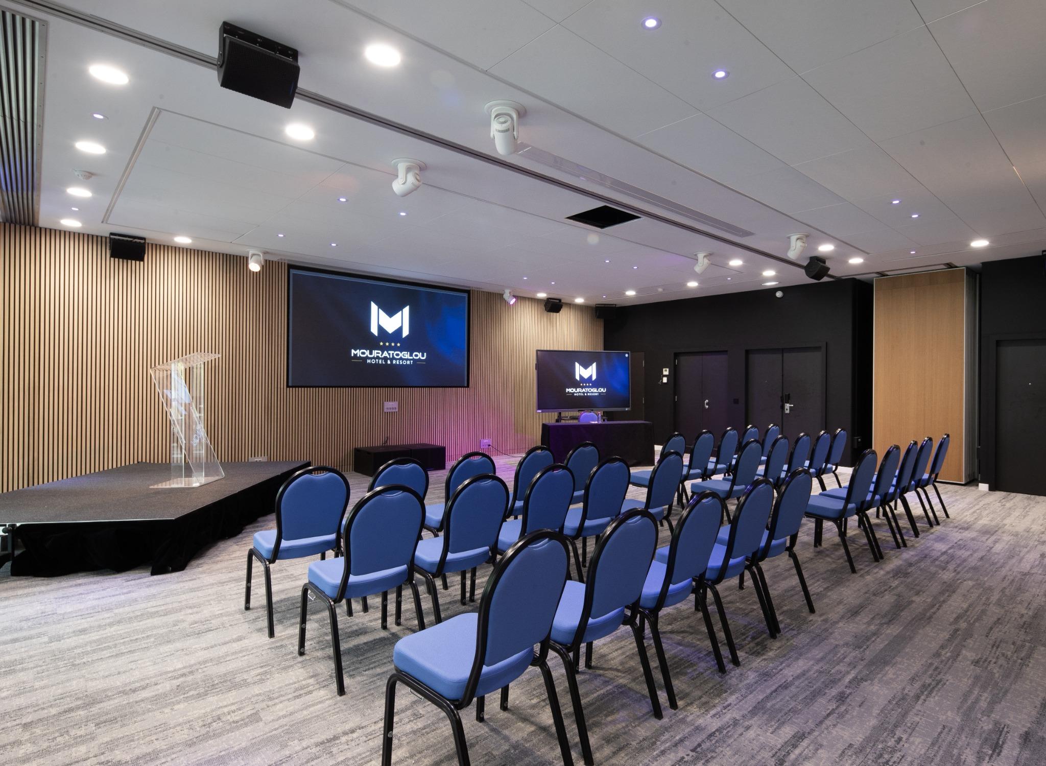 Salle de conférence du Mouratoglou Hôtel & Resort en configuration théâtre