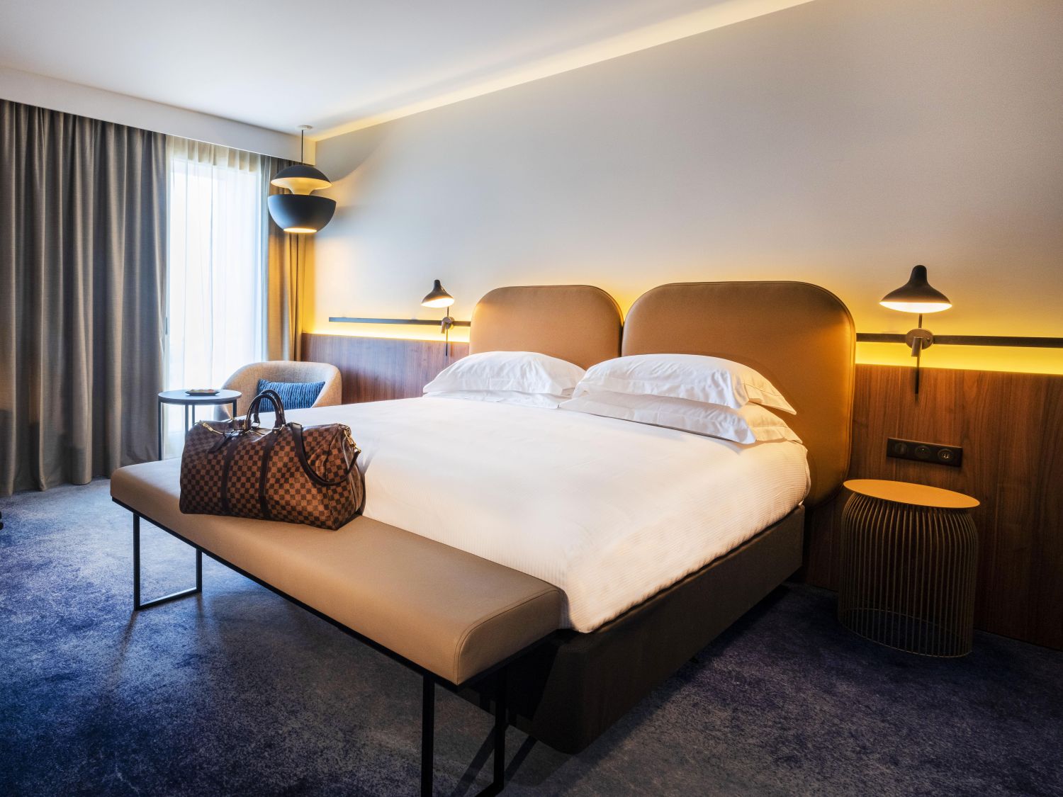 chambre double moderne au Crowne Plaza Nice Grand Arenas pour séjour professionnel
