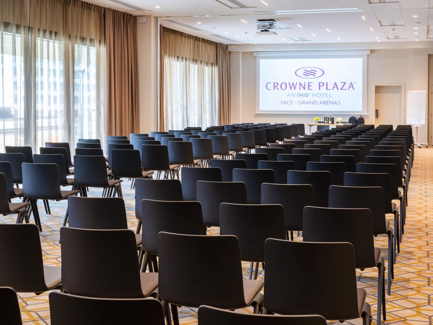 salle de conférence en configuration théâtre pour séminaire au Crowne Plaza Nice Grand Arenas