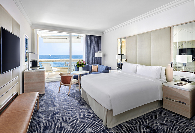 Chambre moderne avec terrasse et vue mer au Fairmont Monte-Carlo