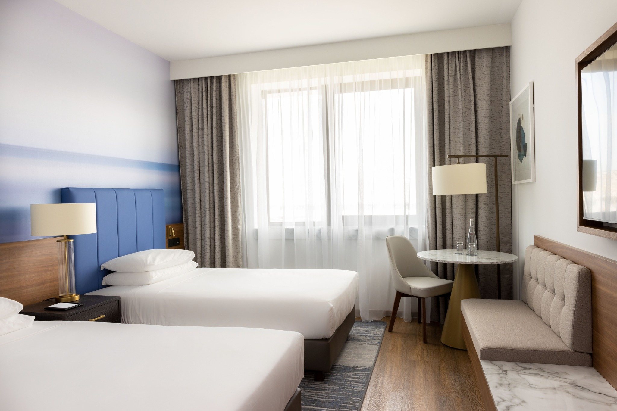 Chambre lumineuse avec deux lits au Sheraton Nice