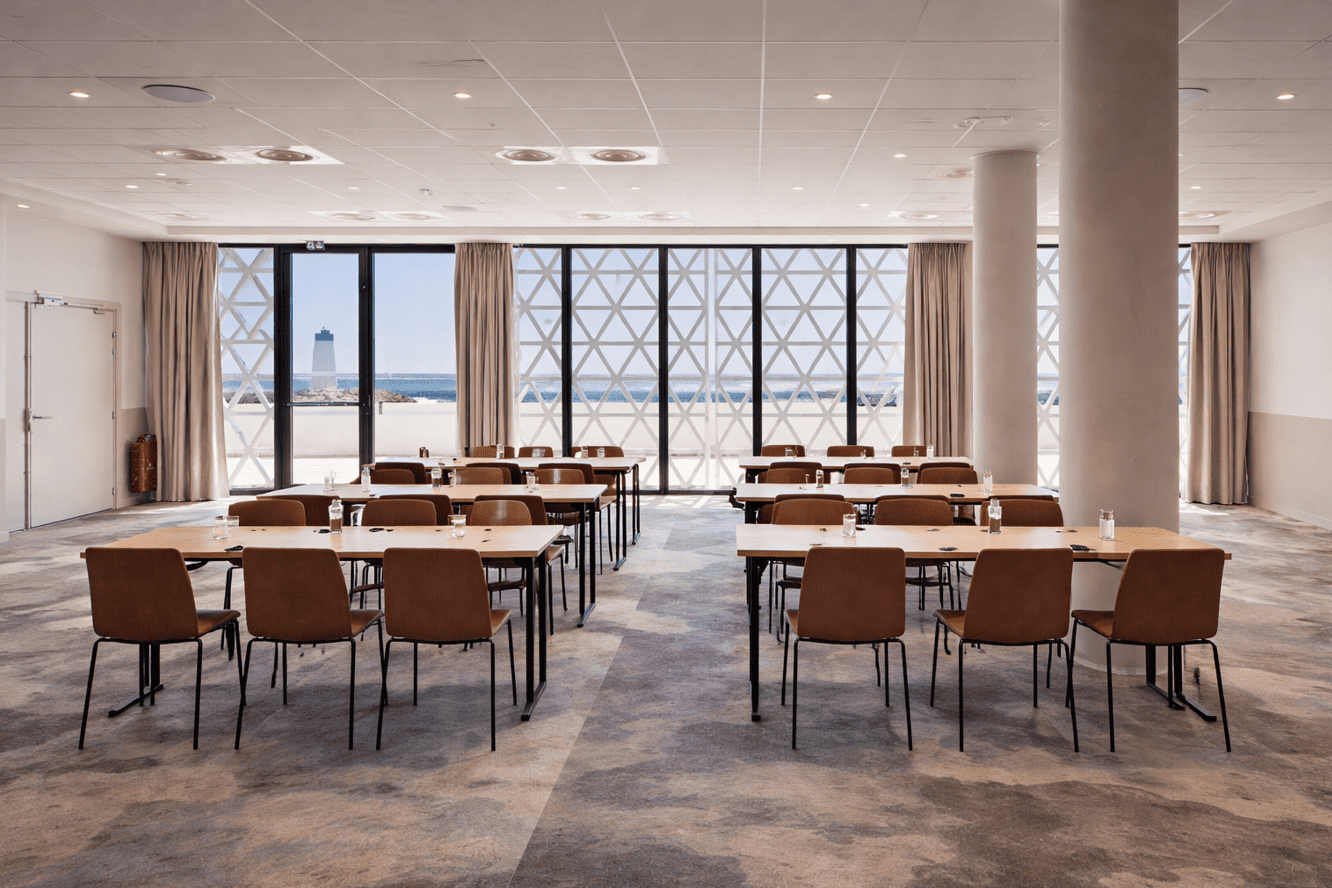 Salle de séminaire avec disposition en classe à Marina Baie des Anges