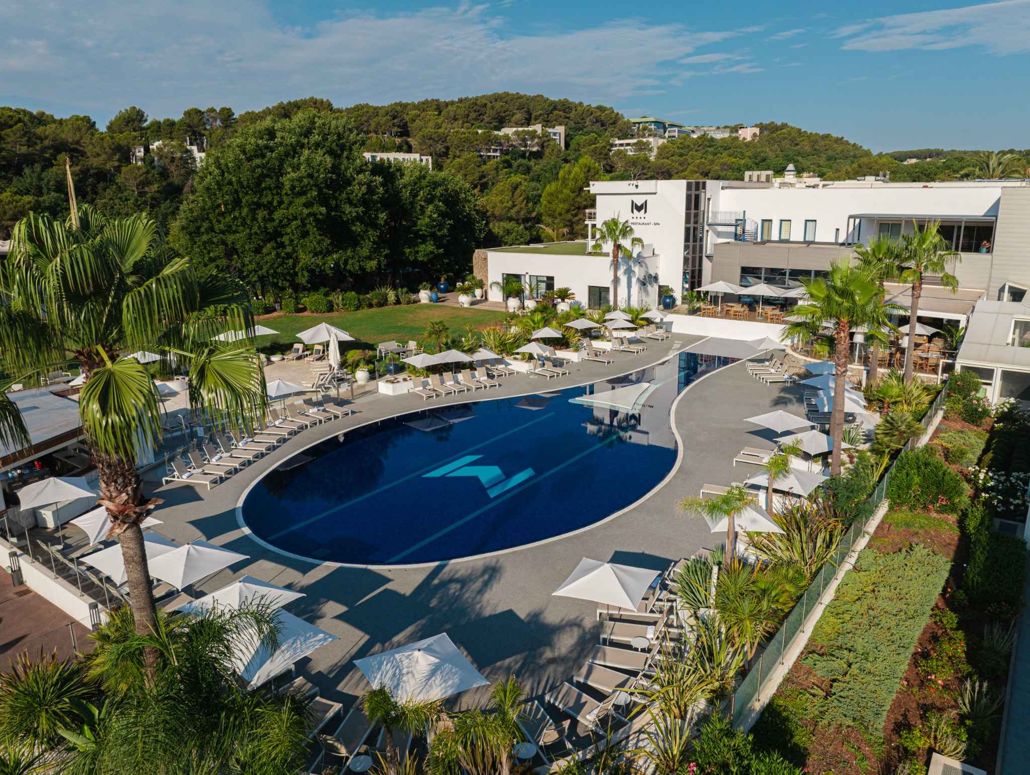 Vue aérienne de la piscine du Mouratoglou Hôtel & Resort