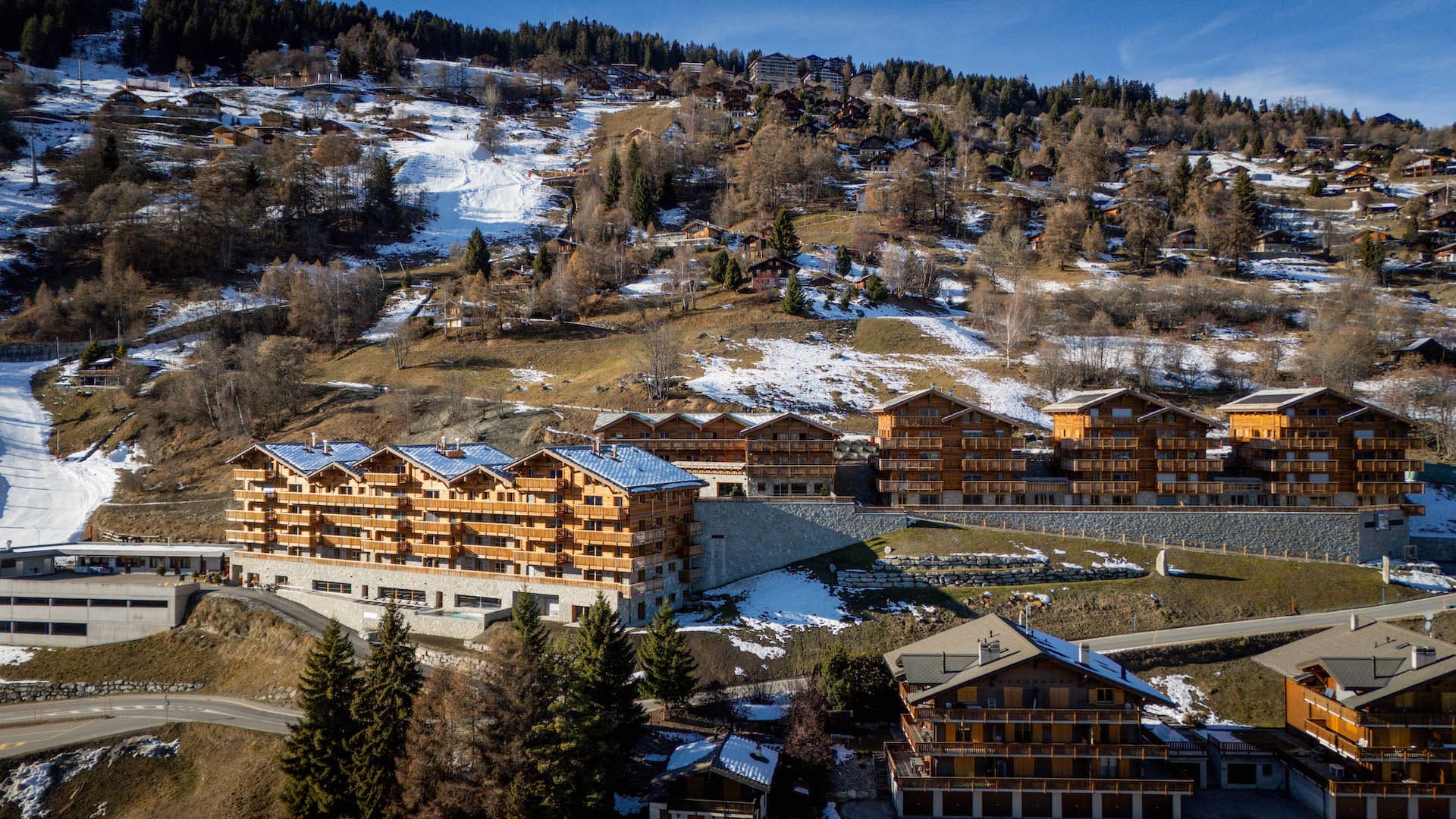 Dent Blanche Resort – Vue aérienne du resort dans les Alpes valaisannes