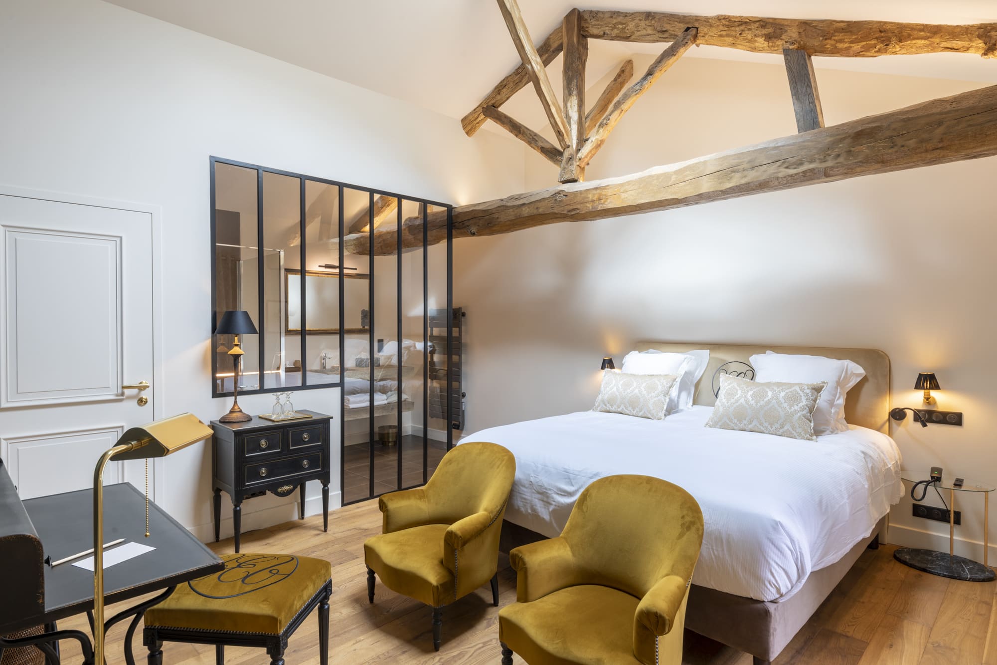 Chambre élégante avec poutres apparentes à l’Hôtel Villa Alexandre à Régnié-Durette