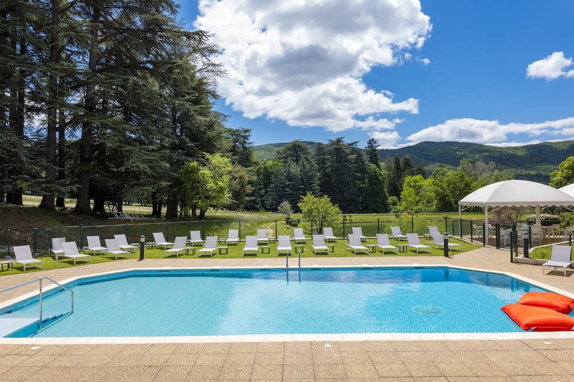 Piscine-extérieure-domaine-Sources-Dieulefit