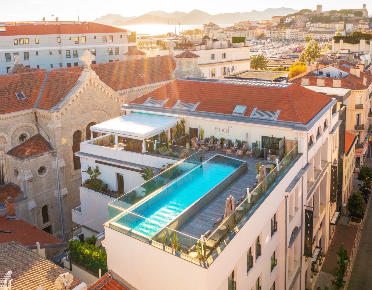 Vue aérienne du rooftop avec piscine au Five Seas Cannes