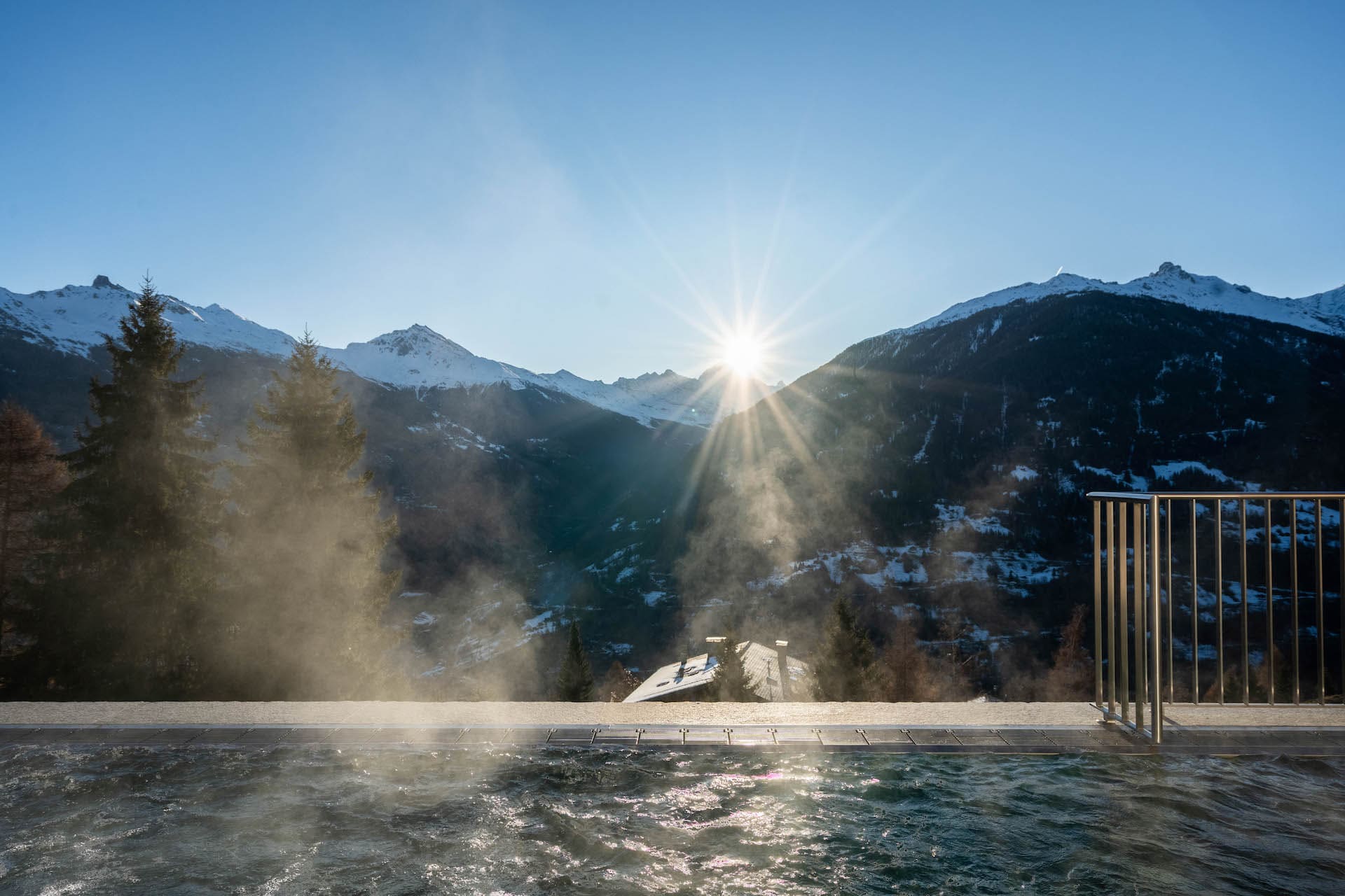 Lever de soleil sur les montagnes depuis le Dent Blanche Resort