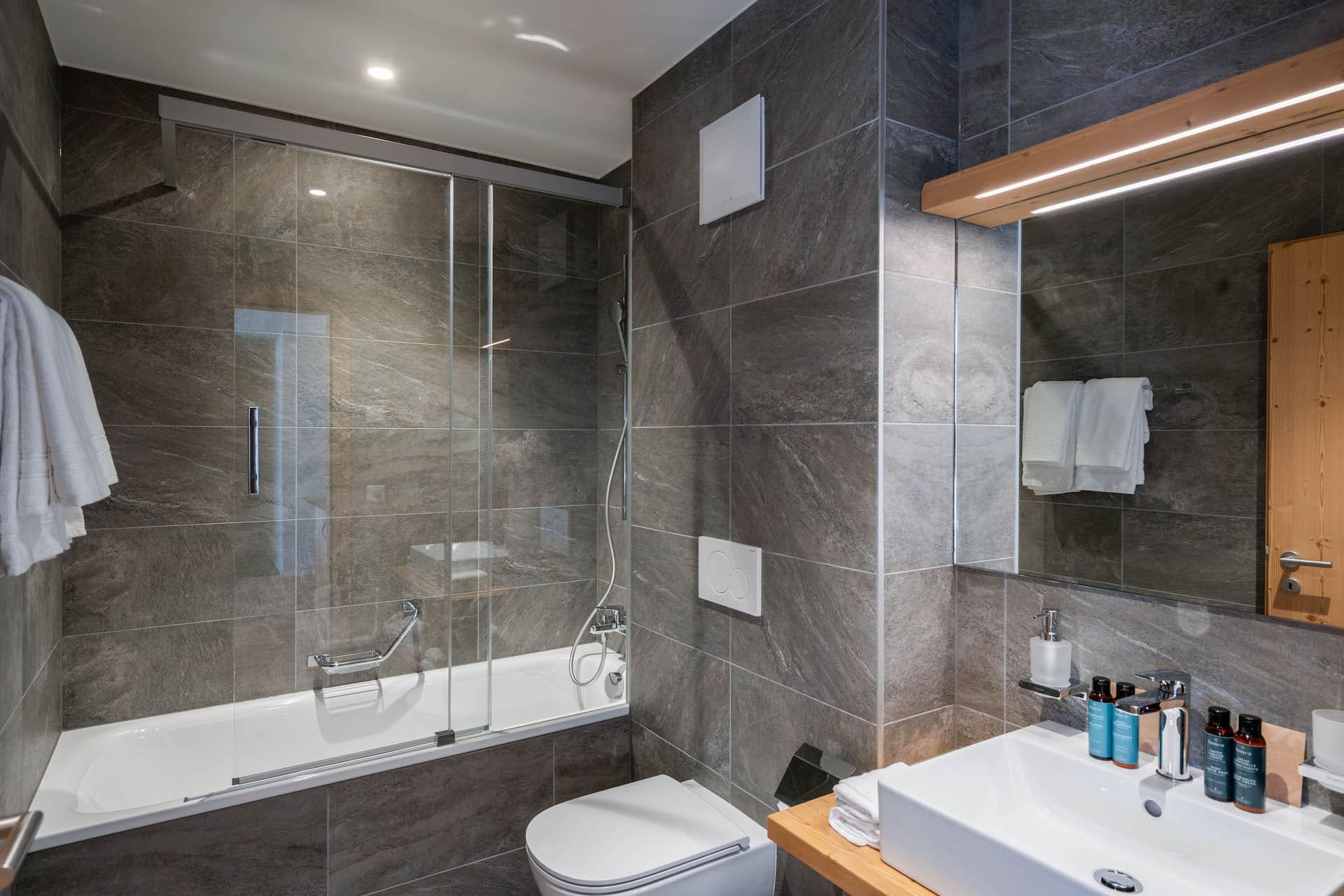 Salle de bain contemporaine au Dent Blanche Resort