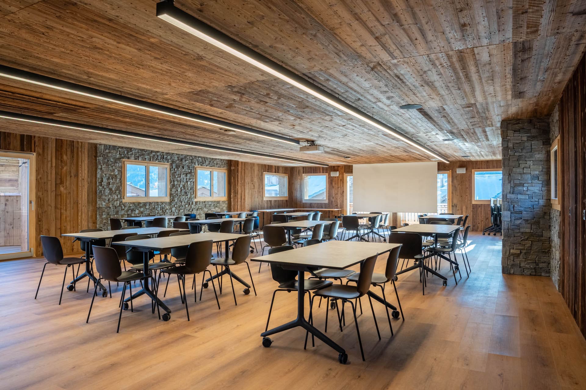 Salle de conférence du Dent Blanche Resort dans les Alpes