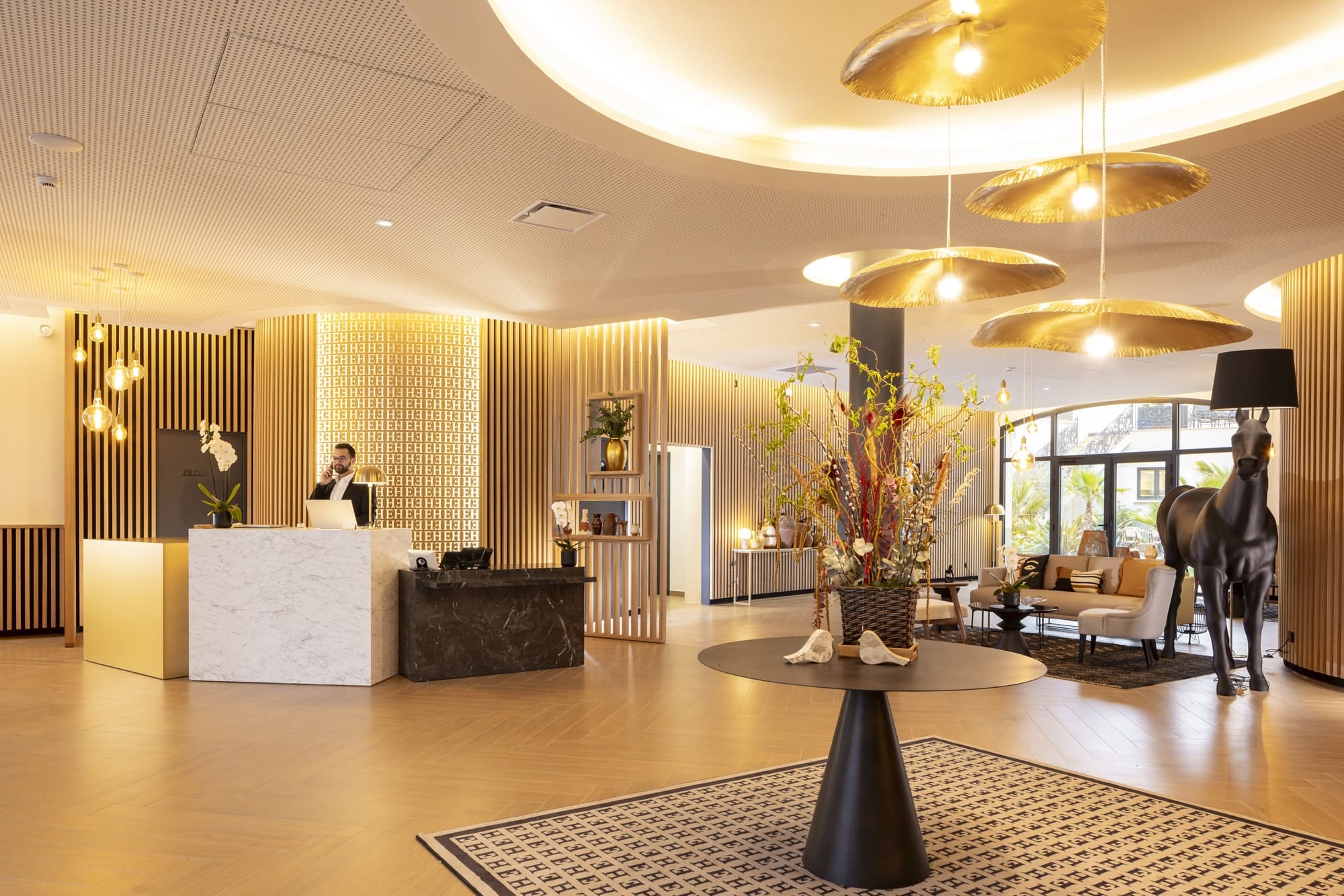 Hall d’entrée de l’Hôtel Epona à Sens avec réception moderne