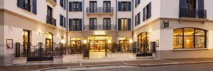 Façace éclairée d l’Epona  Hotel à Sens en Bourgogne 