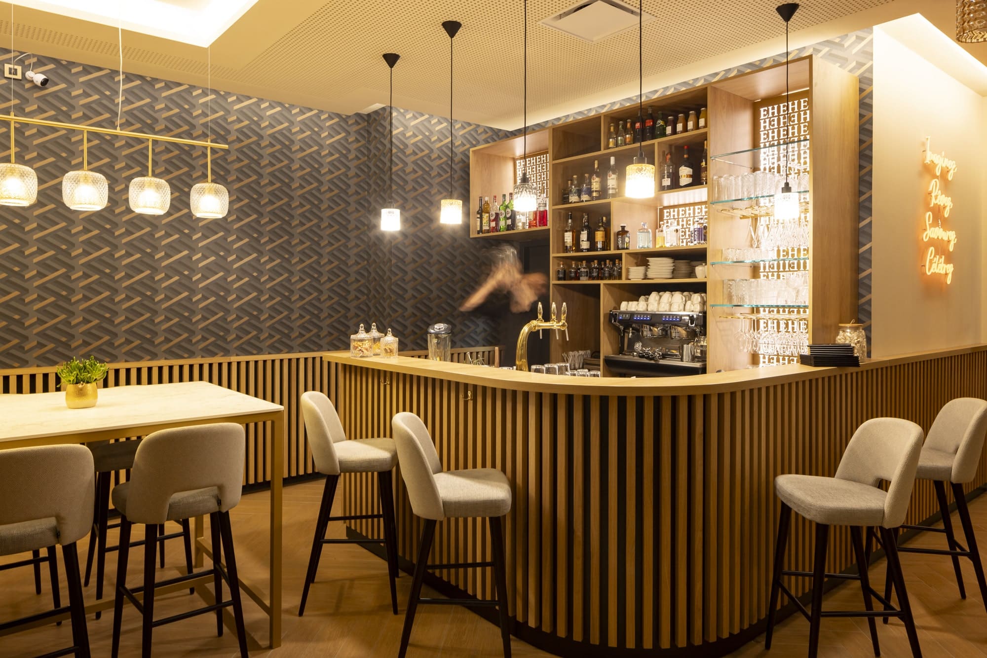 Bar design de l’Hôtel Epona à Sens avec assises confortables