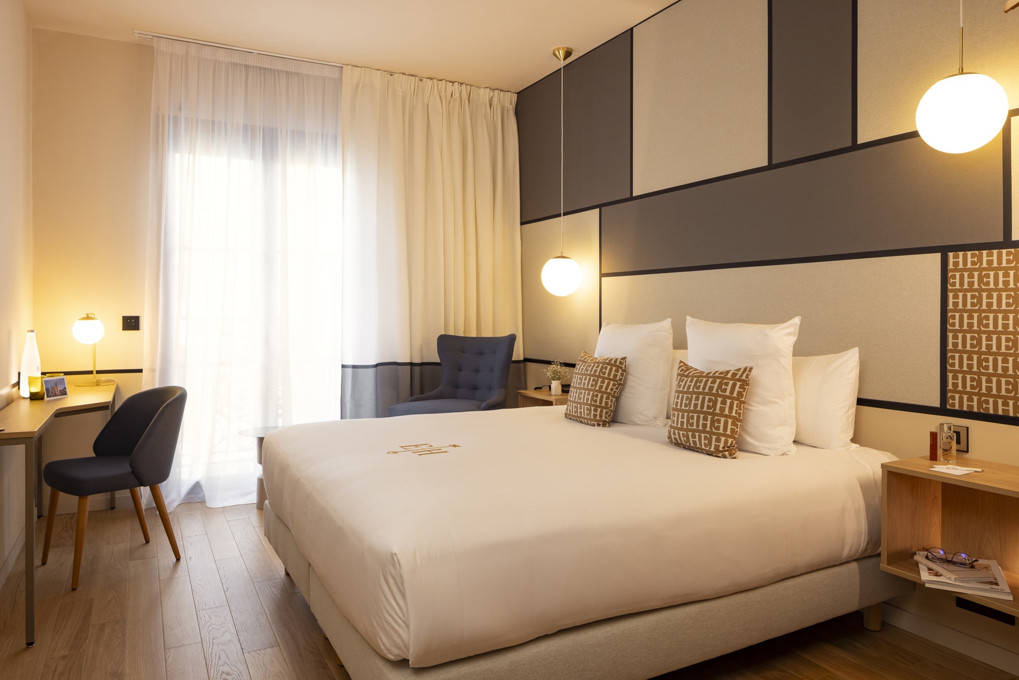 Chambre confortable de l’Hôtel Epona à Sens avec lit double