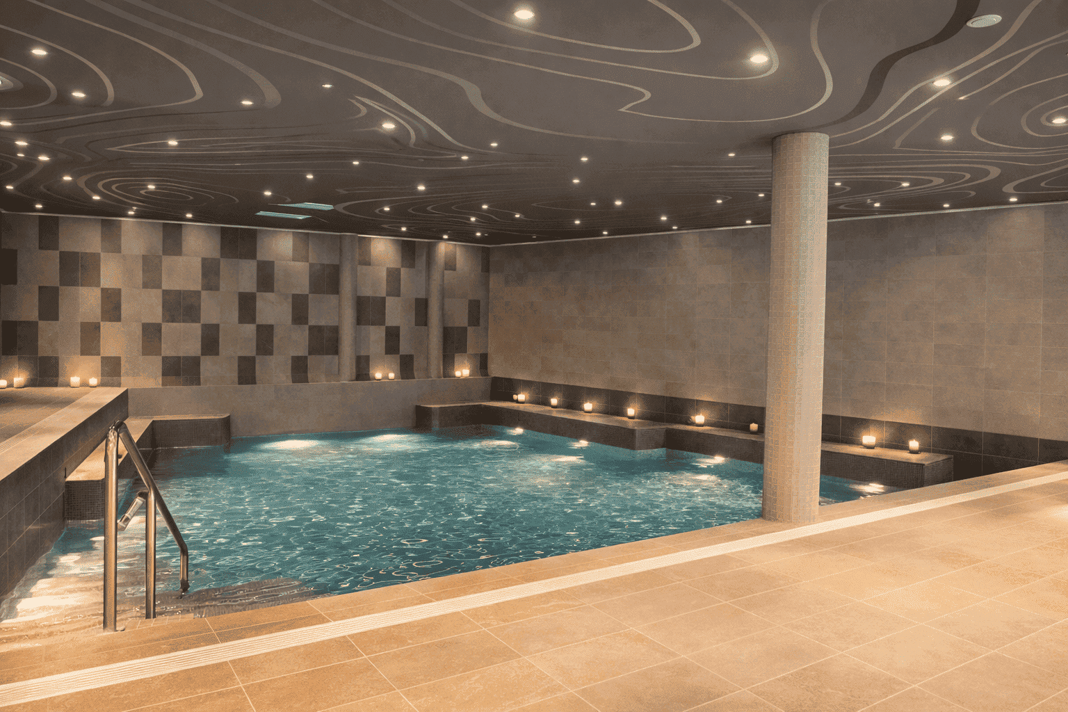 Piscine intérieure du spa à Marina Baie des Anges