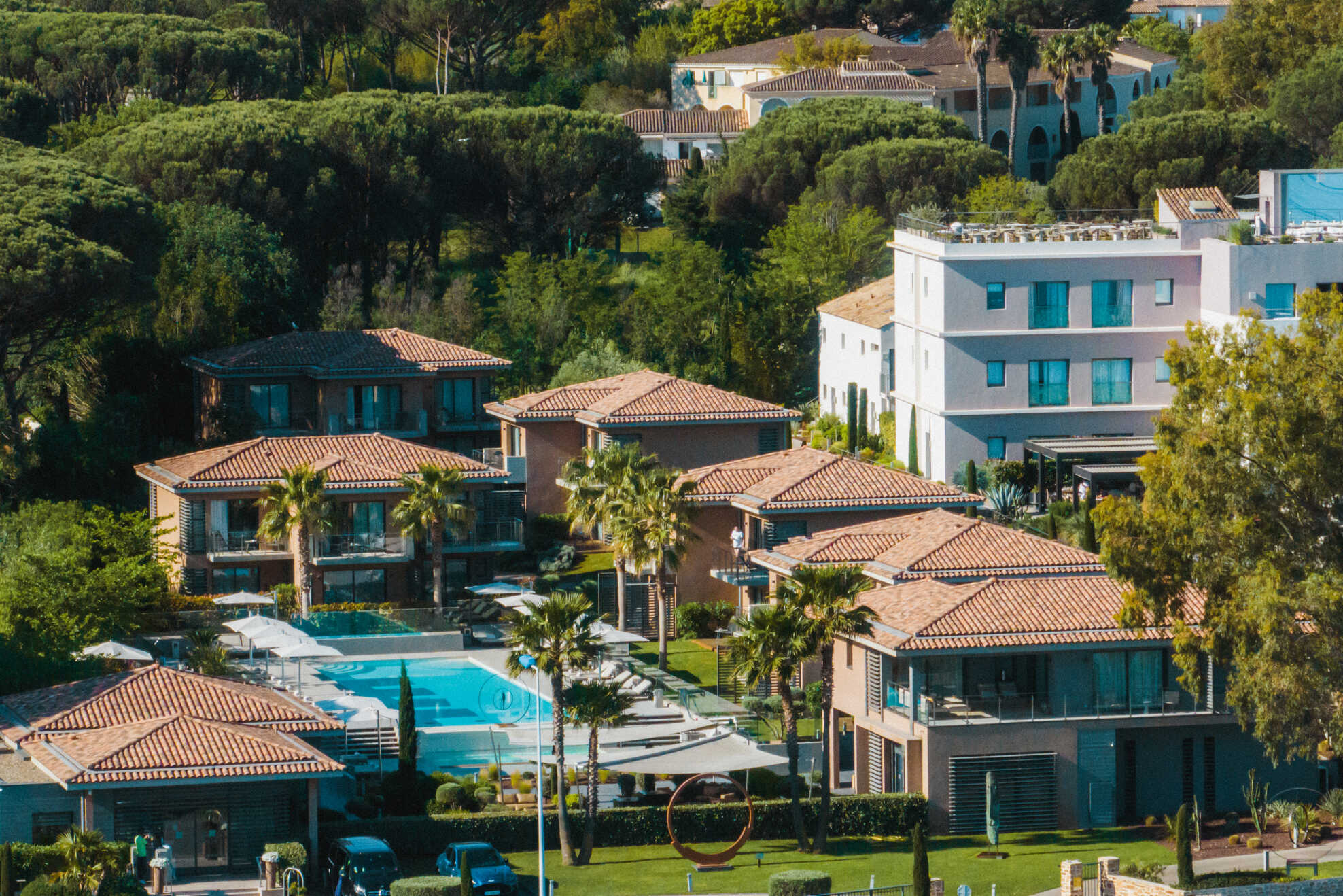 Vue aérienne des piscines et hébergements du Kube Saint-Tropez