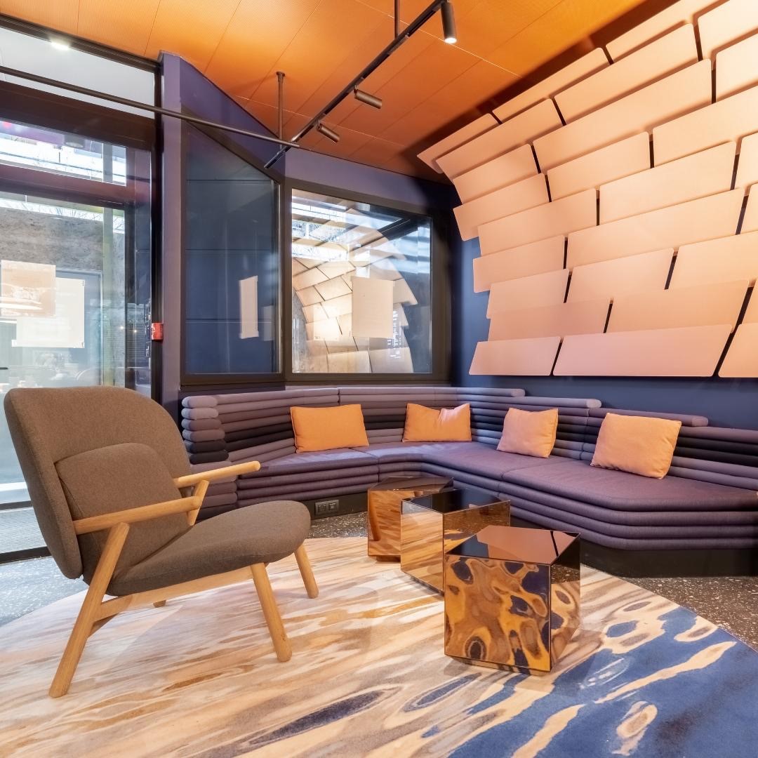 Salon lounge moderne du Tribe Paris Batignolles