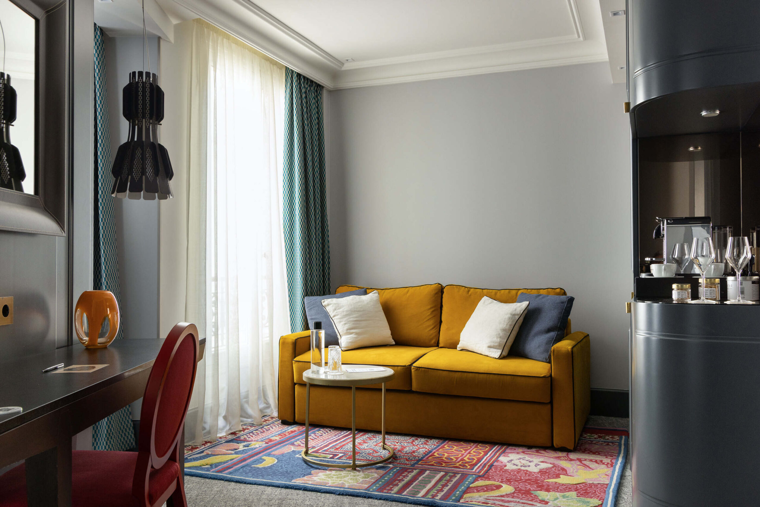 Suite avec salon coloré au Normandy Hotel Paris