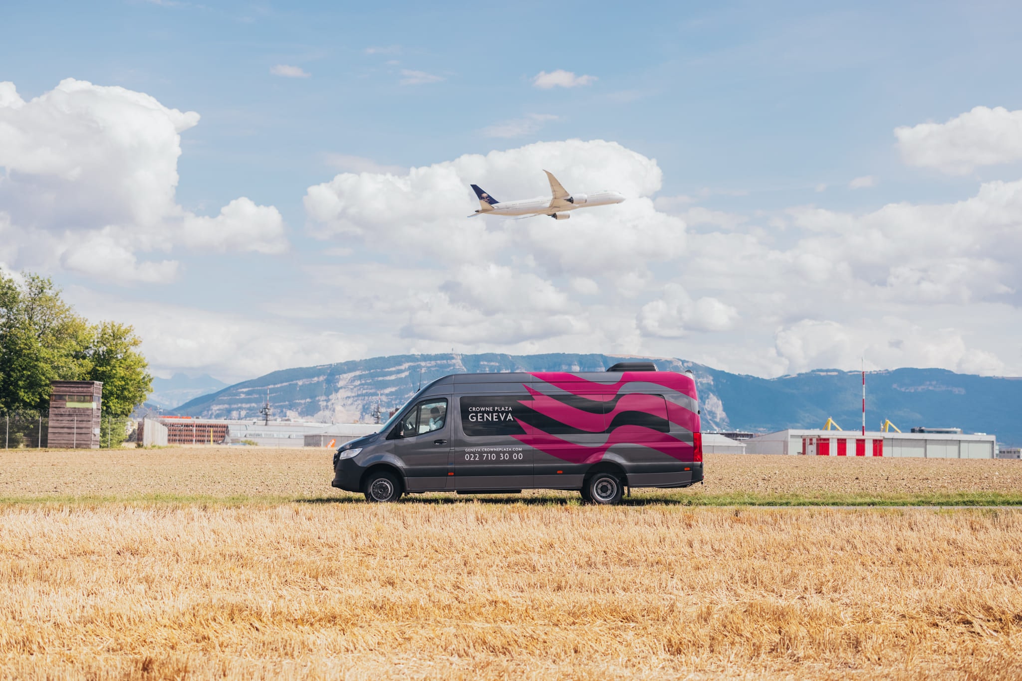 Navette du Crowne Plaza Geneva avec l’aéroport en arrière-plan