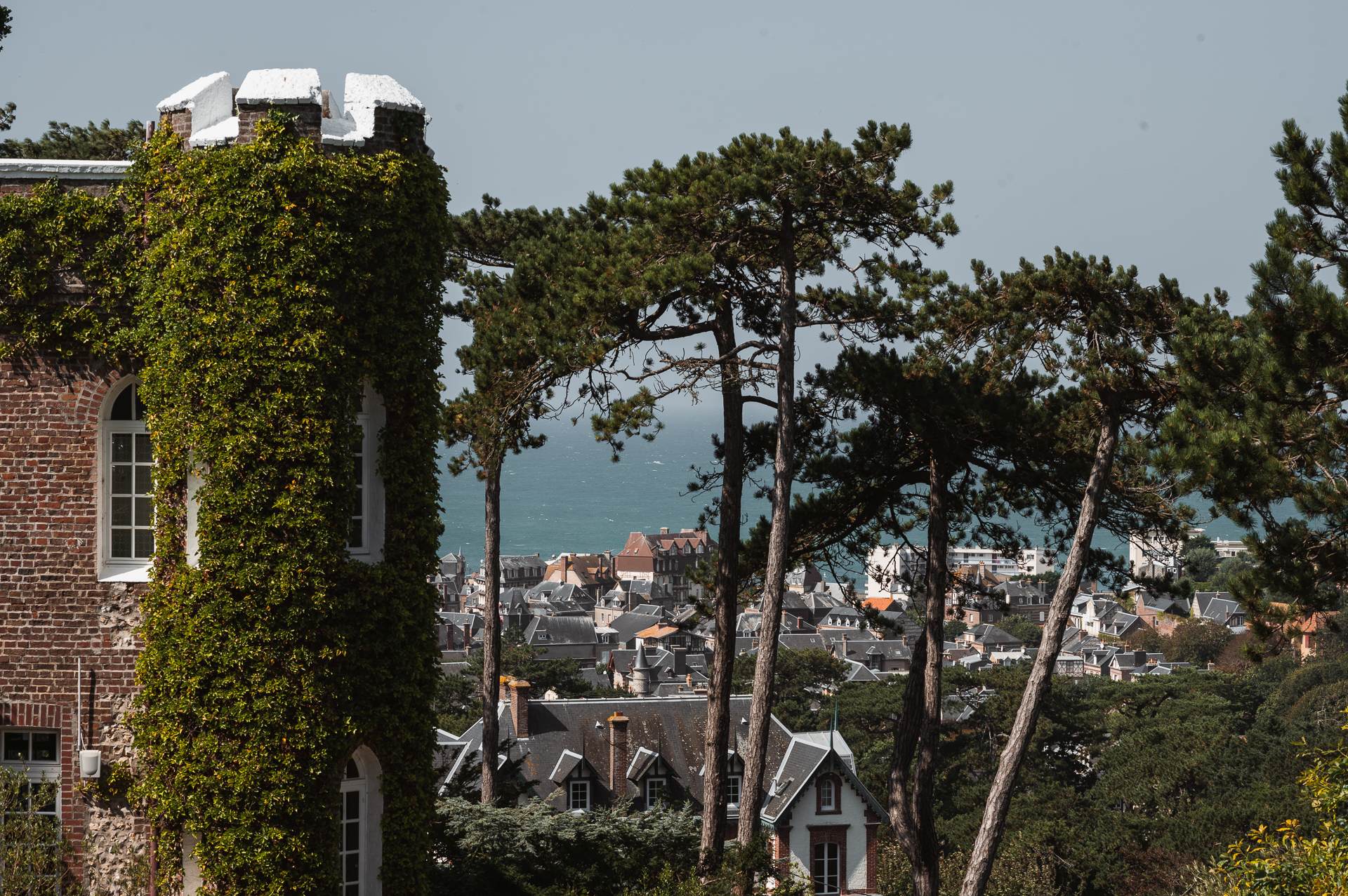 Vue panoramique sur la mer et les falaises depuis le Domaine Saint-Clair