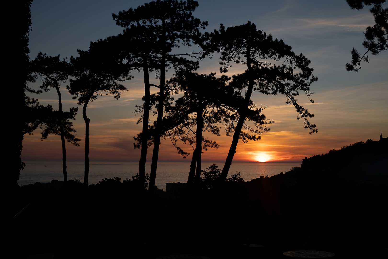 Coucher de soleil sur la mer et les pins depuis le Domaine Saint-Clair