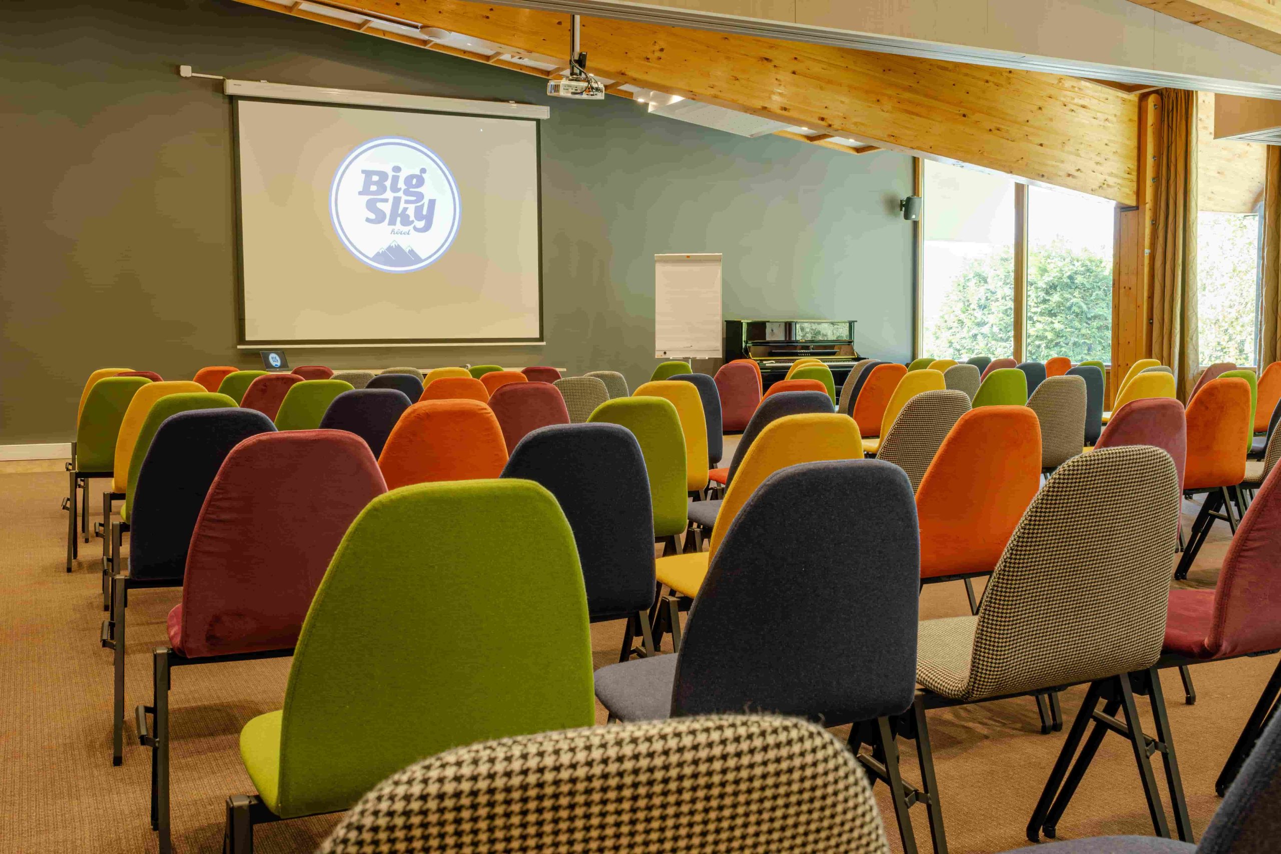 Présentation d'une salle de réunion dans un des hôtels du groupe Big Sky hôtels