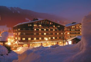 Séminaires Busines events vous fait découvrir la façade de nuit du Chalet-Hôtel La Marmotte