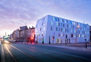 Une architecture contemporaine emblématique sur les quais bordelais
