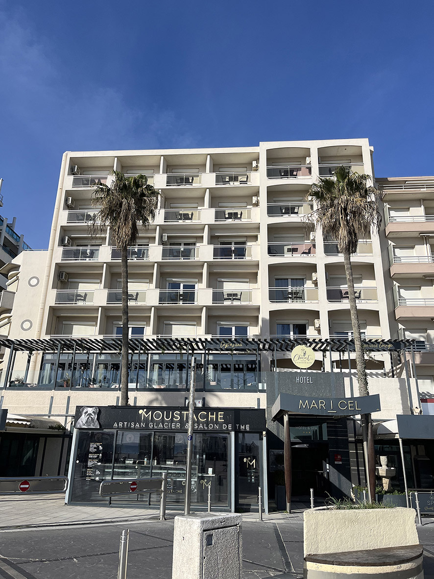 Façade moderne de l’Hôtel Mar i Cel au bord de la mer